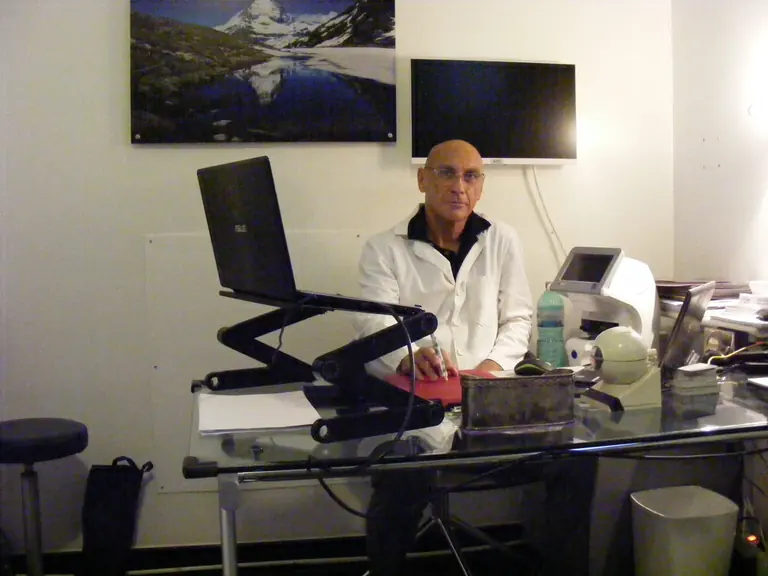 Il Dott. Paolo Del Bo nel suo studio oculistico all’Infernetto